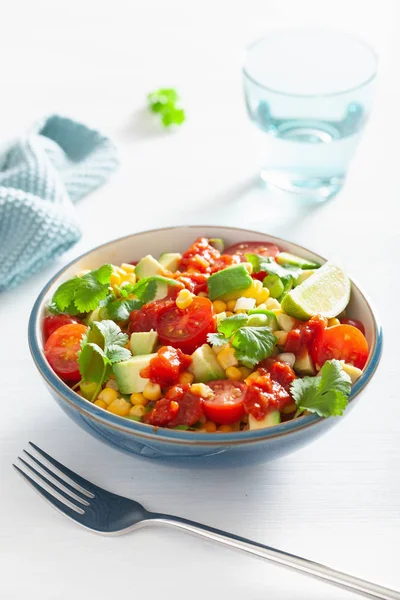 Zdrowe posiłki wegańskie awokado kukurydza pomidor sałatka — Zdjęcie stockowe