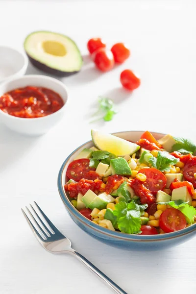 Salada de tomate saudável vegan abacate sweetcorn — Fotografia de Stock