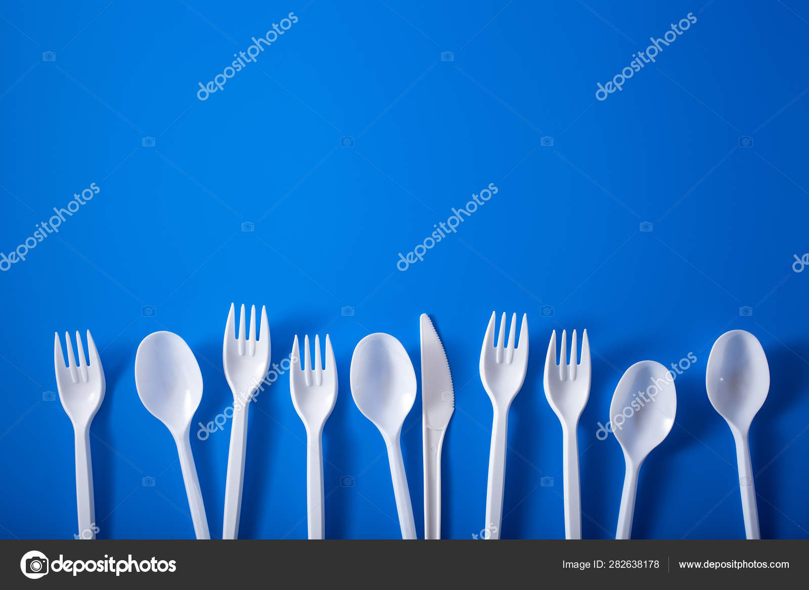 https://st4.depositphotos.com/1001944/28263/i/1600/depositphotos_282638178-stock-photo-single-use-plastic-forks-spoons.jpg