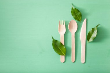 çevre dostu ahşap çatal bıçak takımı. plastik ücretsiz kavram