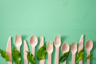 çevre dostu ahşap çatal bıçak takımı. plastik ücretsiz kavram