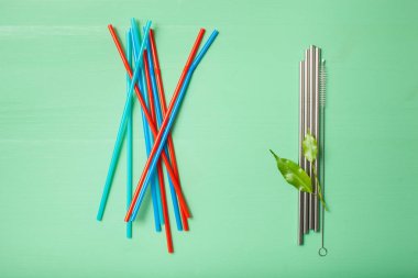 tek kullanımlık plastik ve yeniden kullanılabilir metal çevre dostu içme stra