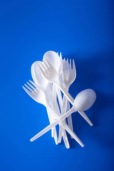 一次性使用塑料叉子，勺子。回收塑料的概念, — 图库照片