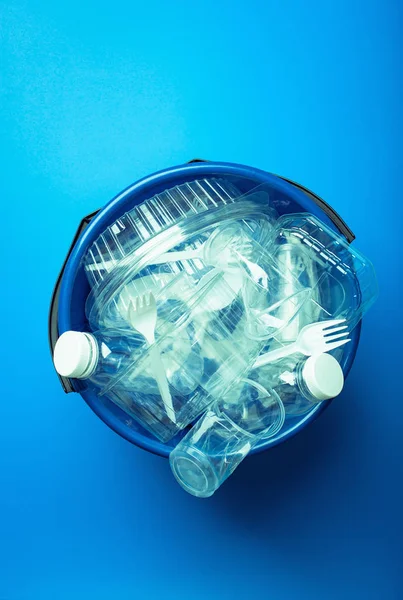 Чистые пластиковые бутылки, контейнеры, чашки в мусор би — стоковое фото