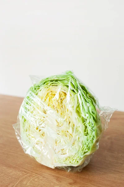 Капустяний овоч у поліетиленовому пакеті. одинарне використання пластикової упаковки i — стокове фото