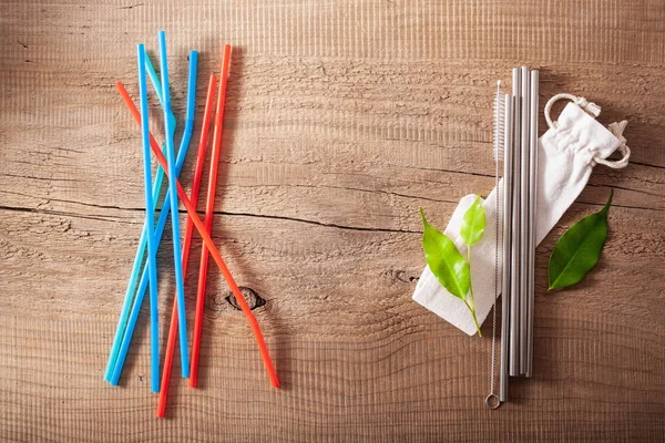 Kunststof voor eenmalig gebruik en herbruikbare metalen eco-vriendelijke drinken stra — Stockfoto