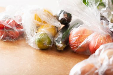 tek kullanımlık plastik atık sorunu. plastik meyve ve sebze