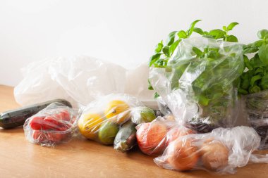 tek kullanımlık plastik atık sorunu. plastik meyve ve sebze