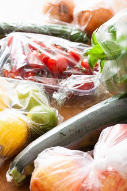 tek kullanımlık plastik atık sorunu. plastik meyve ve sebze