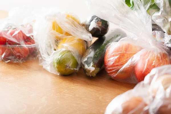 Cuestión de residuos plásticos de un solo uso. frutas y hortalizas en plástico —  Fotos de Stock