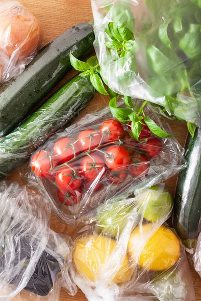 Egyszer használatos műanyag csomagolás kérdése. gyümölcs és zöldség: pla — Stock Fotó