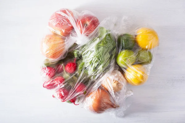 Cuestión de embalaje de plástico de un solo uso. Frutas y hortalizas en España —  Fotos de Stock