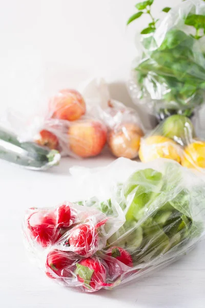 Cuestión de residuos plásticos de un solo uso. frutas y hortalizas en plástico —  Fotos de Stock