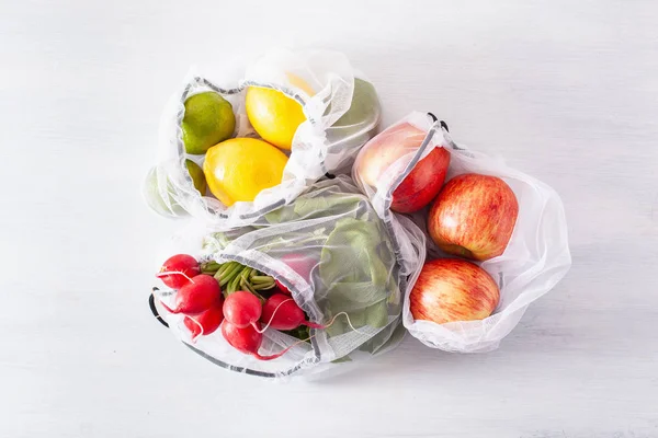 Фрукти та овочі в багаторазовій сітчастій нейлоновій сумці, без пластику z — стокове фото