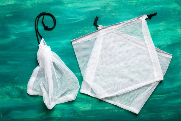 Многоразовый нейлоновый мешок сетки, пластиковая концепция нулевых отходов — стоковое фото