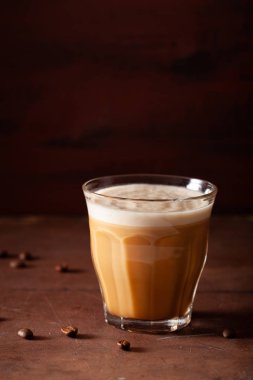 kurşun geçirmez kahve, tereyağı ve kok ile harmanlanmış keto paleo içecek