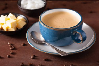 kurşun geçirmez kahve, tereyağı ve kok ile harmanlanmış keto paleo içecek