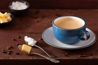 kurşun geçirmez kahve, tereyağı ve kok ile harmanlanmış keto paleo içecek