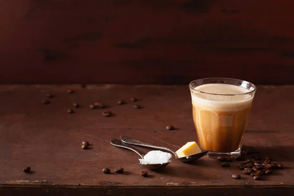 防弾コーヒー、ケトパレオドリンクバターとコックをブレンド — ストック写真