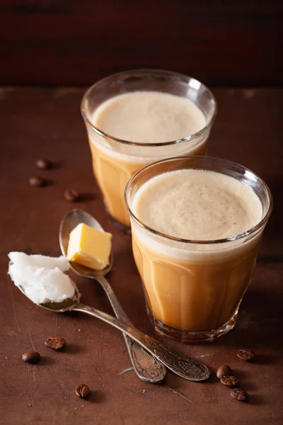 กาแฟกันกระสุน เครื่องดื่มเคโต้ซีโอผสมเนยและโคโก้ — ภาพถ่ายสต็อก
