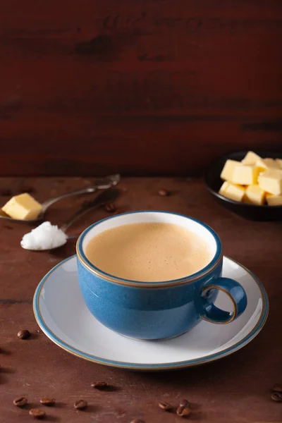Neprůstřelné kafe, nápoj Keto Paleopolis smíchán s máslem a výboru — Stock fotografie