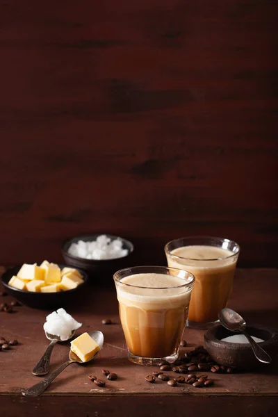 Café à prova de balas, keto paleo bebida misturada com manteiga e coc — Fotografia de Stock
