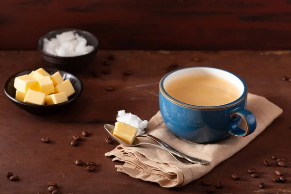 Café à prova de balas, keto paleo bebida misturada com manteiga e coc — Fotografia de Stock