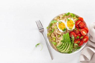 haşlanmış yumurta, avokado, domates, Arugula ile Quinoa. sağlıklı breakf