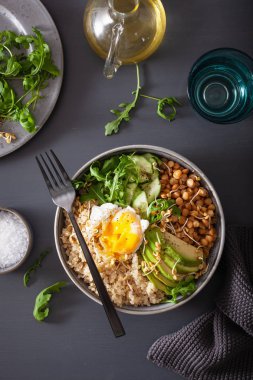 yumurta, avokado, salatalık, mercimek ile Quinoa kase. Sağlıklı vejetar
