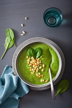 gri zemin üzerine yeşil krem karnabahar ıspanak çorbası