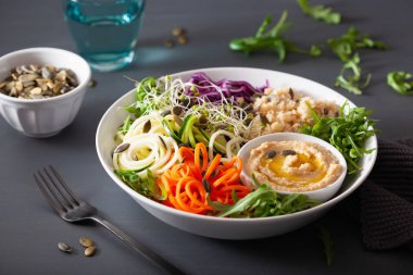 sebzeli kuskus öğle yemeği kase spiralazed havuç ve kabak ile,