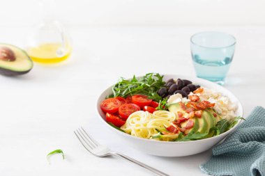 Ketogenic öğle yemeği kase: spiralized kabak ile avokado, domates,