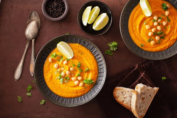 Tejszínes sárgarépa csicseriborsó leves sötét rusztikus háttér — Stock Fotó