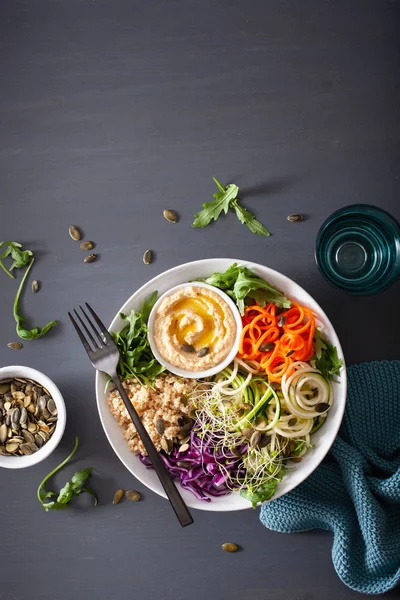 Zöldség kuszkusz ebéd tál spiralazed répát és a cukkini, — Stock Fotó