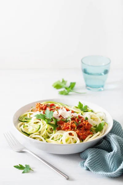 Keto paleo zoodles bolognese: zucchini nudlar med köttfärssås en — Stockfoto