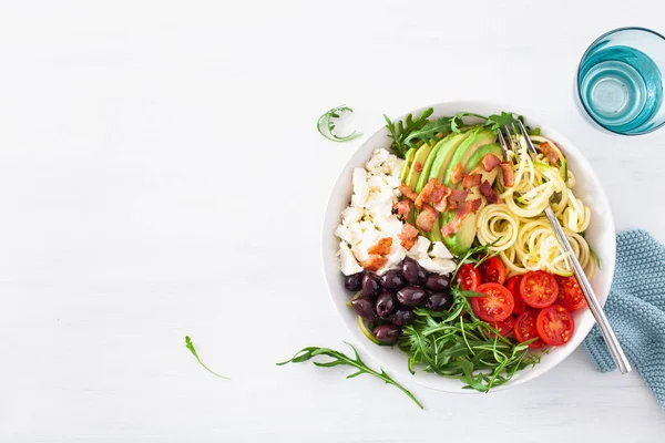 Tazón de almuerzo cetogénico: calabacín espiralizado con aguacate, tomate , —  Fotos de Stock