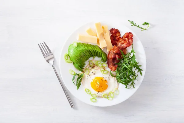 Petit déjeuner céto santé : oeuf, avocat, fromage, bacon — Photo