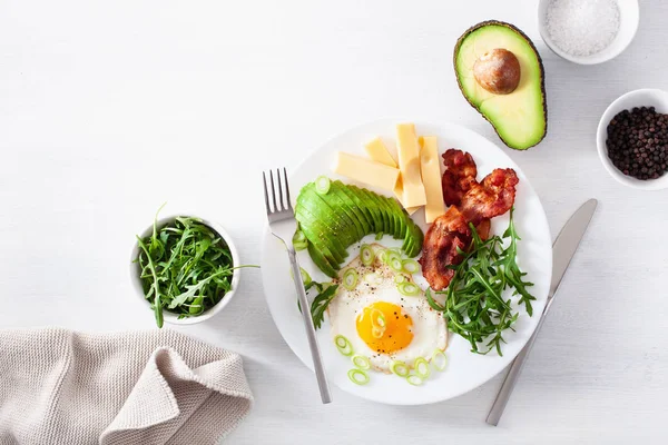 Pequeno-almoço saudável keto: ovo, abacate, queijo, bacon — Fotografia de Stock