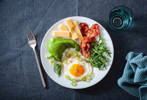 Egészséges keto reggeli: tojás, avokádó, sajt, bacon — Stock Fotó