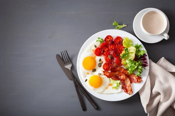 Gesunde keto-diät frühstück: ei, tomaten, salatblätter und bac — Stockfoto