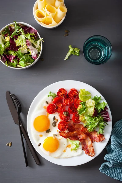 Alimentation saine au céto petit déjeuner : oeuf, tomates, feuilles de salade et bac — Photo