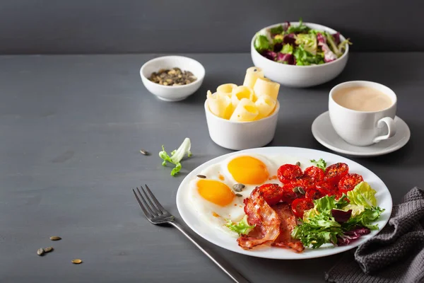 Alimentation saine au céto petit déjeuner : oeuf, tomates, feuilles de salade et bac — Photo