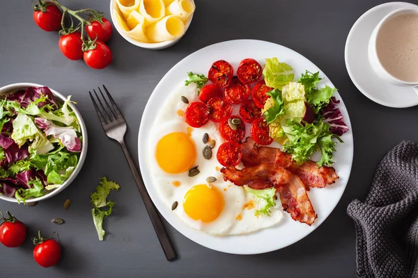 Healthy keto diet breakfast: egg, tomatoes, salad leaves and bac — Stock Photo, Image