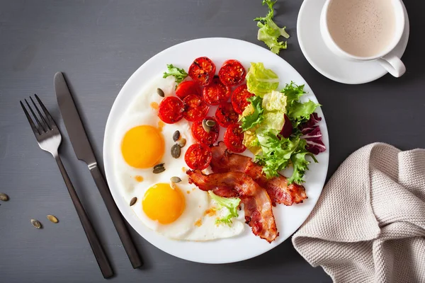 Saudável keto dieta café da manhã: ovo, tomate, folhas de salada e bac — Fotografia de Stock