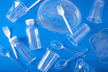 tek kullanımlık plastik şişeler, bardaklar, çatallar, kaşıklar. recy kavramı
