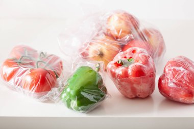 tek kullanımlık plastik ambalaj sorunu. biber domates elma vege