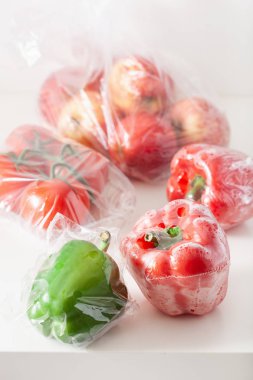 tek kullanımlık plastik ambalaj sorunu. biber domates elma vege