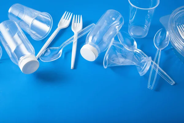 tek kullanımlık plastik şişeler, bardaklar, çatallar, kaşıklar. recy kavramı