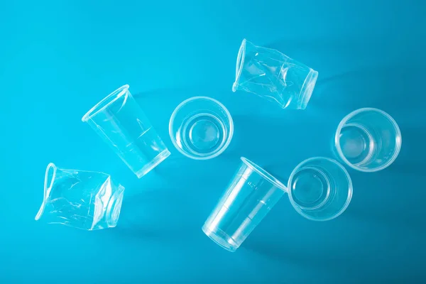 Egyszeri használatra műanyag poharat. koncepció, műanyag újrahasznosítás, műanyag, — Stock Fotó