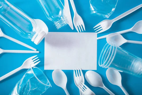 一次性使用塑料杯、叉子、勺子、瓶子。再生的概念 — 图库照片